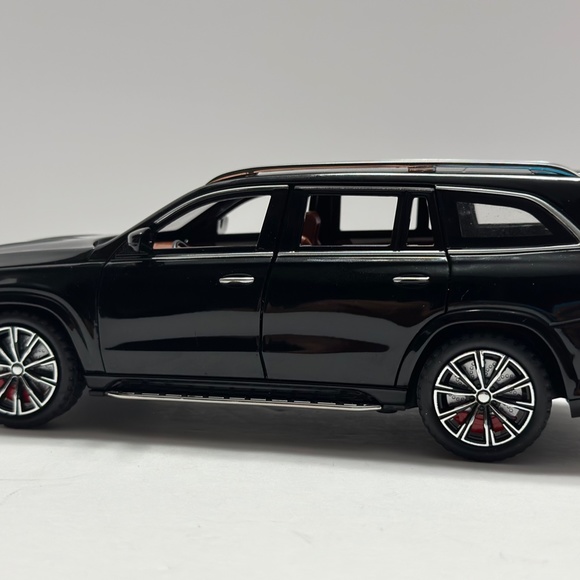 1:24 Mercedes-Benz GLS63 AMG DIECAST with led headlight and taillight Black - Picture 4 of 8